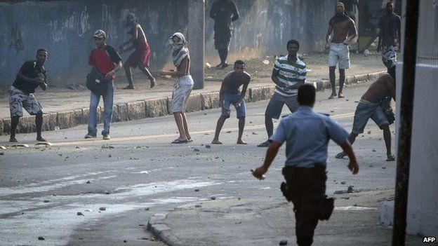 Clashes as police evict squatters in Rio de Janeiro - BBC News