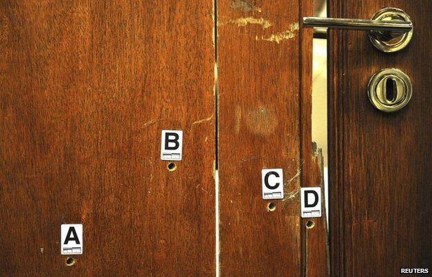 Дверь, через которую была застрелена Рива Стинкамп, показана во время судебного процесса по делу об убийстве Оскара Писториуса в Претории (14 апреля 2014 г.)