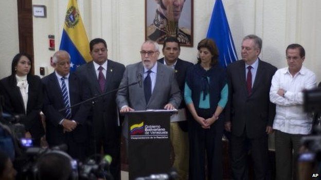Ramon Guillermo Aveledo (centre) speaks to the media after a closed door meeting between the government and opposition representatives in Caracas on 15 April, 2014