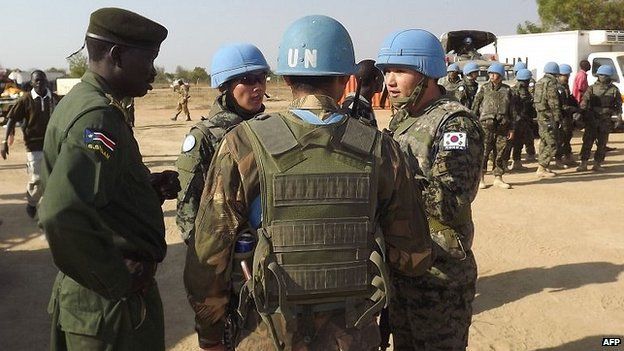 South Sudanese soldier loyal to President Salva Kiir talks to UN soldiers from South Korea at Bor airport, 25 December 2013