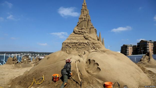 Weston-super-Mare sand sculpture festival begins - BBC News