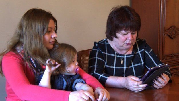 Asya Kreimer (R) with daughter and granddaughter, Donetsk (18 April)