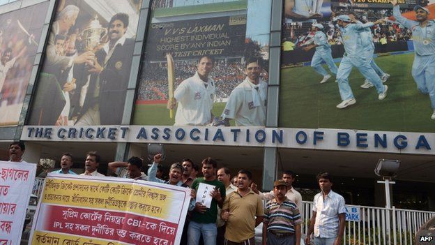 Архивное фото: индийские демонстранты выкрикивают лозунги против президента Совета по контролю за крикетом в Индии (BCCI) Нараянасвами Шринивасана перед садами Эдема в Калькутте 28 марта 2014 г.