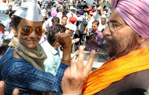 Болливудская актриса Гул Панаг (слева) носила кепку Ганди во время своей предвыборной кампании в Индии