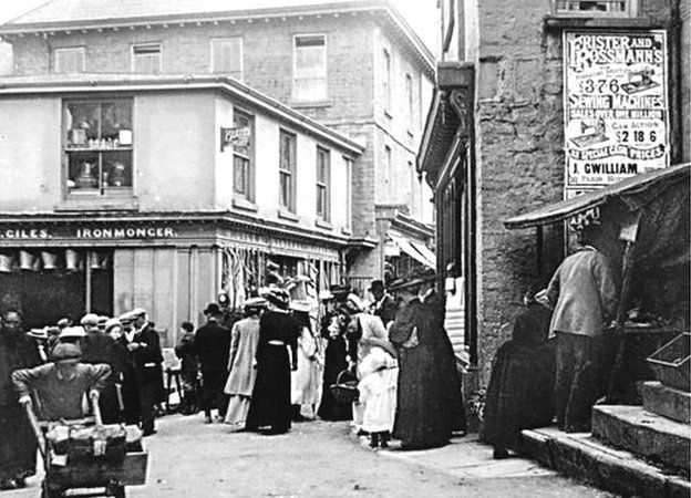 Hay-on-Wye historic building reopens after restoration - BBC News