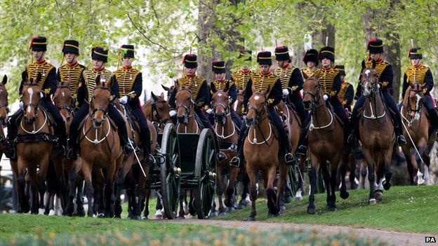 The King's Troop Royal Horse Artillery arrive at Green Park