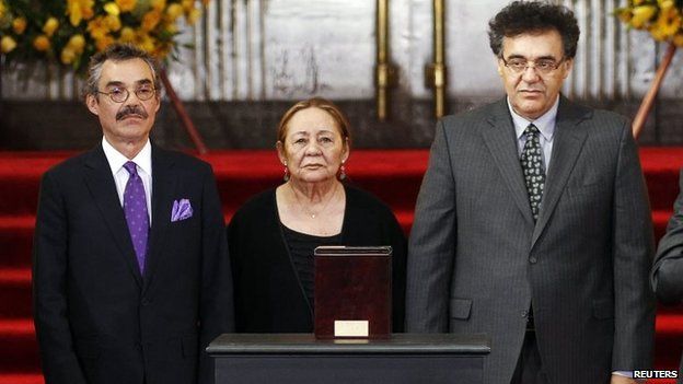The family of Gabriel Garcia Marquez, (L-R) son Gonzalo Garcia, wife Marcedes Barcha, and son Rodrigo Garcia, in front of the urn containing his ashes, April 21, 2014.
