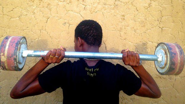 A gang member lifting weights in Diffa who says he is in contact with Boko Haram