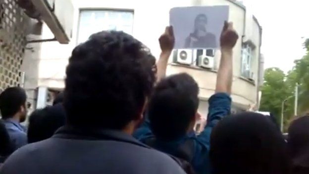 Online video purportedly showing relatives of Iranian political prisoners outside President Hassan Rouhani's office in Tehran (22 April 2014)