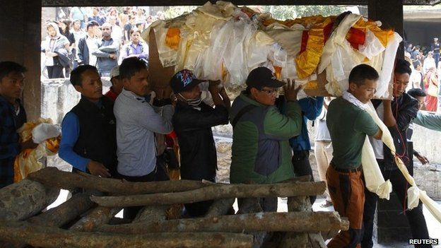 Relatives carry body of Ankaji Sherpa, who lost his life in an avalanche at Mount Everest last Friday, during the cremation ceremony of Nepali Sherpa climbers in Kathmandu