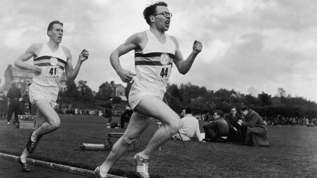 6th May 1954: Chris Brasher (1928 - 2003) takes the lead, closely followed by Roger Bannister during a historic race at Iffley Road, Oxford