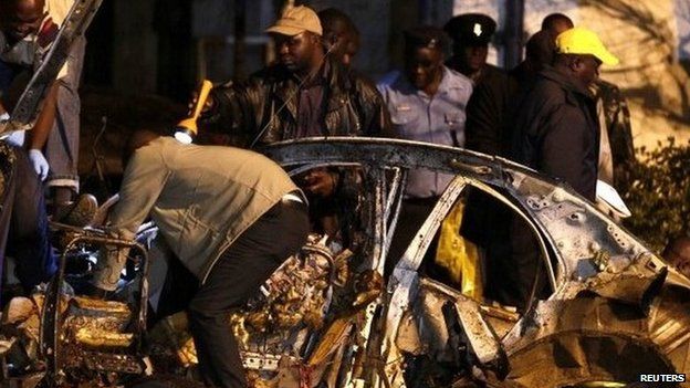 Police inspecting the wreckage of the bomb attack in Nairobi, 23 April 2014