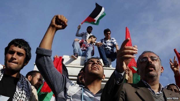 Palestinians celebrate after an announcement of a reconciliation agreement in Gaza City April 23, 2014