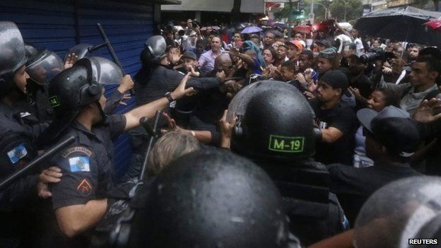 Residents clash with riot policemen during a protest in Rio de Janeiro, April 24, 2014.