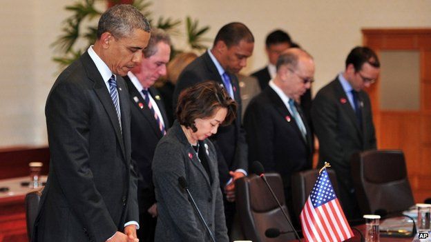 US President Barack Obama (left) and officials pay a silent tribute for the victims of the ferry disaster during a meeting with President Park Geun-Hye at the presidential Blue House in Seoul