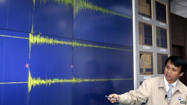 A South Korean meteorological official briefs reporters showing seismic waves from the site of North Korea's nuclear test at his office in Seoul on 25 May 2009