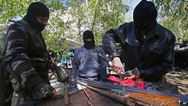 Pro-Russian militants refurbish weapons in Sloviansk (25 April 2014)