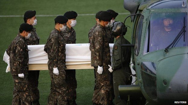 South Korea ferry: Divers find 48 bodies in single room - BBC News