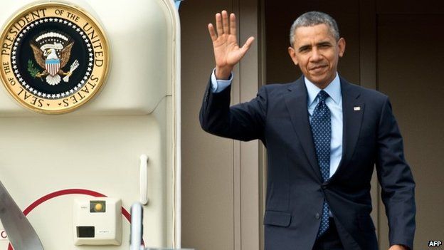 US President Barack Obama waives after landing in Malaysia. Photo: 26 April 2014