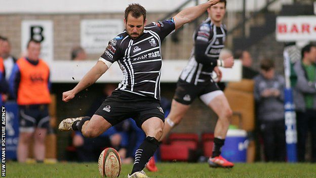Simon Humberstone kicks a goal for Pontypridd