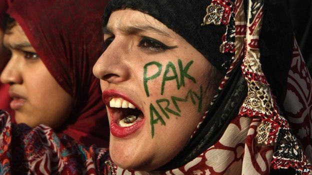 Women supporters of a religious party Pakistan Awami Tehreek , rally to support Pakistan"s army in Lahore, Pakistan (25 April 2014)