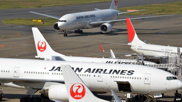 JAL planes on tarmac