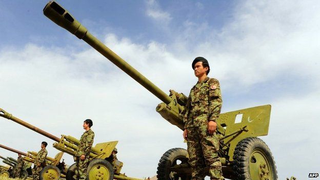 Afghan soldiers stand in front of D-30 field guns in Herat province (28 April 2014)