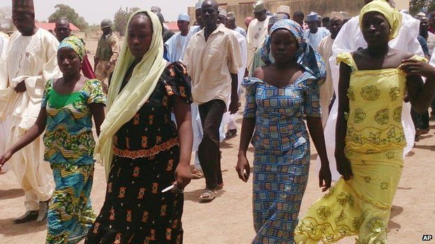 Four female students of the government secondary school Chibok, who were abducted by gunmen and reunited with their families, walk in Chibok, Nigeria (21 April 2014)