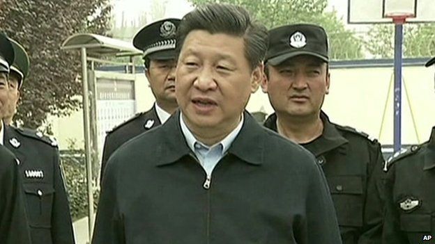 Xi Jinping meeting security officers in Xinjiang, 30 April 2014