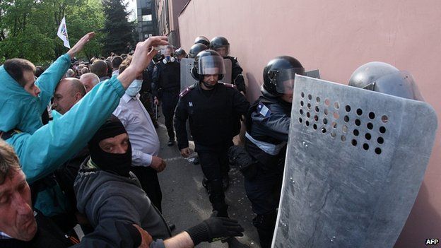 Police flee prosecutor's office in Donetsk. 1 Mat 2014