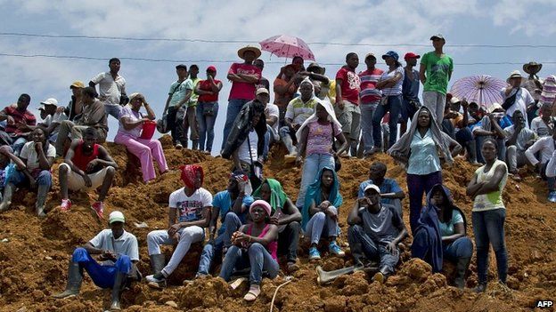 Miners and locals watch on as the rescue operation in Santander de Quilichao, Colombia, gets underway - 1 May 2014