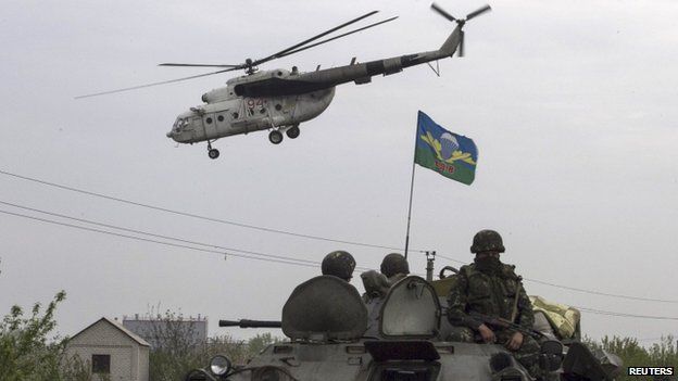 A Ukrainian military helicopter flies near Sloviansk. Photo: 2 May 2014