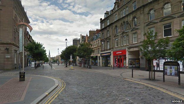 Man's jaw broken in late-night Dundee street attack - BBC News