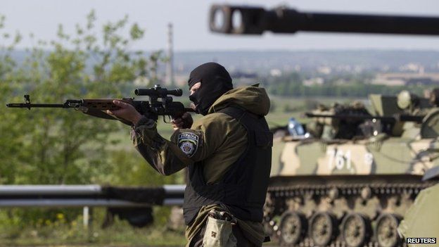 Ukrainian soldier points his weapon at Sloviansk checkpoint, 3 May 2014