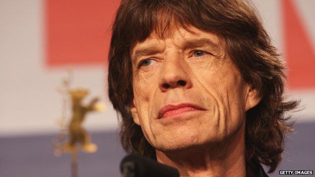 Mick Jagger sings at L'Wren Scott memorial - BBC News