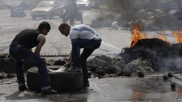 Local residents restore a checkpoint in Kramatorsk - 3 May 2014