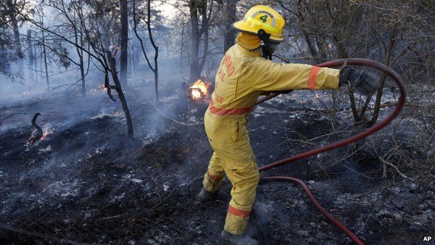 One dead and hundreds evacuated in Oklahoma wildfire - BBC News