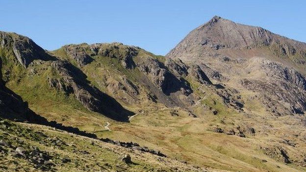 Four climbers rescued from Snowdonia ledge shelter - BBC News