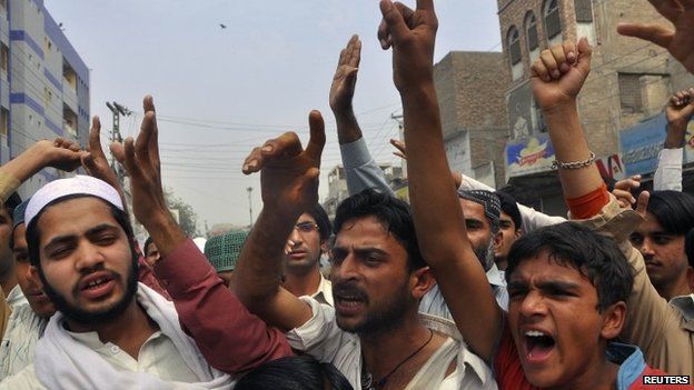 Protesters react to a rumour that a member of the Hindu community had desecrated the Koran, in the southern Pakistani province of Sindh (March 2014)