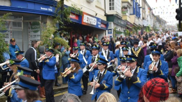 In pictures: Helston's Flora Day attracts thousands - BBC News