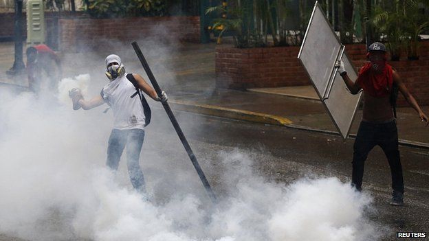 Venezuelan policeman killed in Caracas violence - BBC News