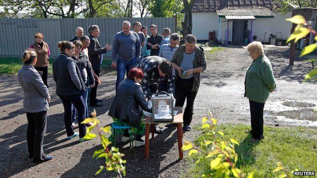 Voters in the village of Ternovoe, Luhansk region (11 May)