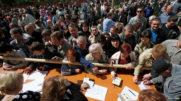 Voters at a polling station in Mariupol, eastern Ukraine (11 May)