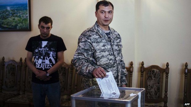 Valery Bolotov (C) casts ballot in Sunday's vote in Luhansk