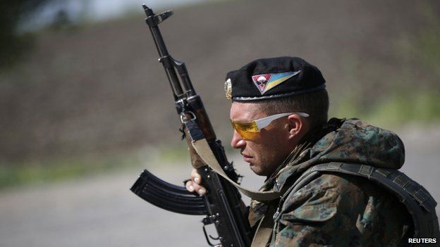 A Ukrainian government soldier guards a checkpoint in Mariupol, Donetsk region. Photo: 11 May 2014