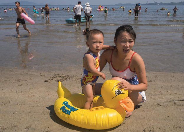 Mother and child, Songdowon Pleasure Resort. Wonsan (Copyright: Nick Danziger)