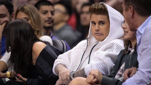 Justin Bieber watches basketball