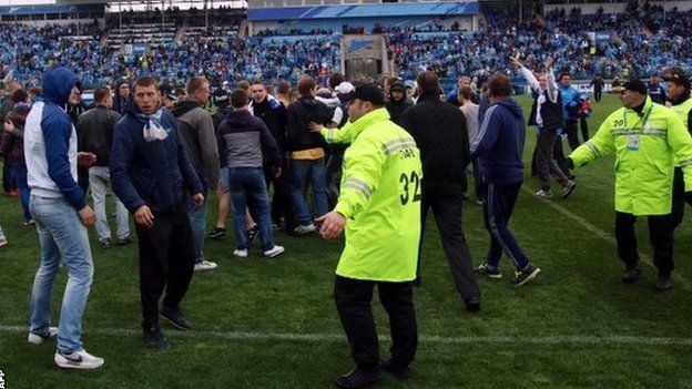 Zenit St Petersburg supporters invade the pitch against Dynamo Moscow