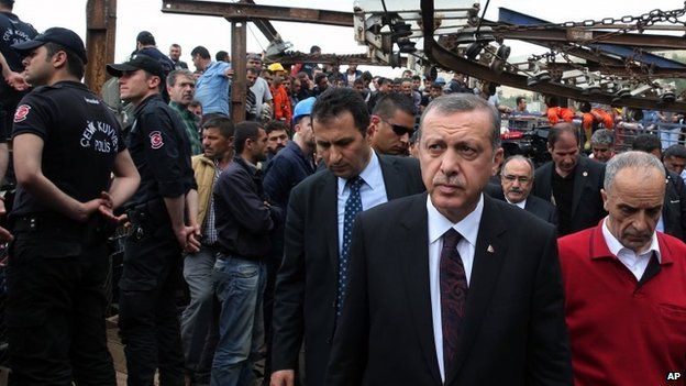 Recep Tayyip Erdogan tours the site of the Soma mine (14 May 2014)