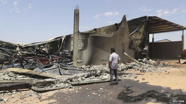 Destroyed warehouses following clashes on Friday between Libyan irregular forces and Islamist militias in Benghazi (17 May 2014)